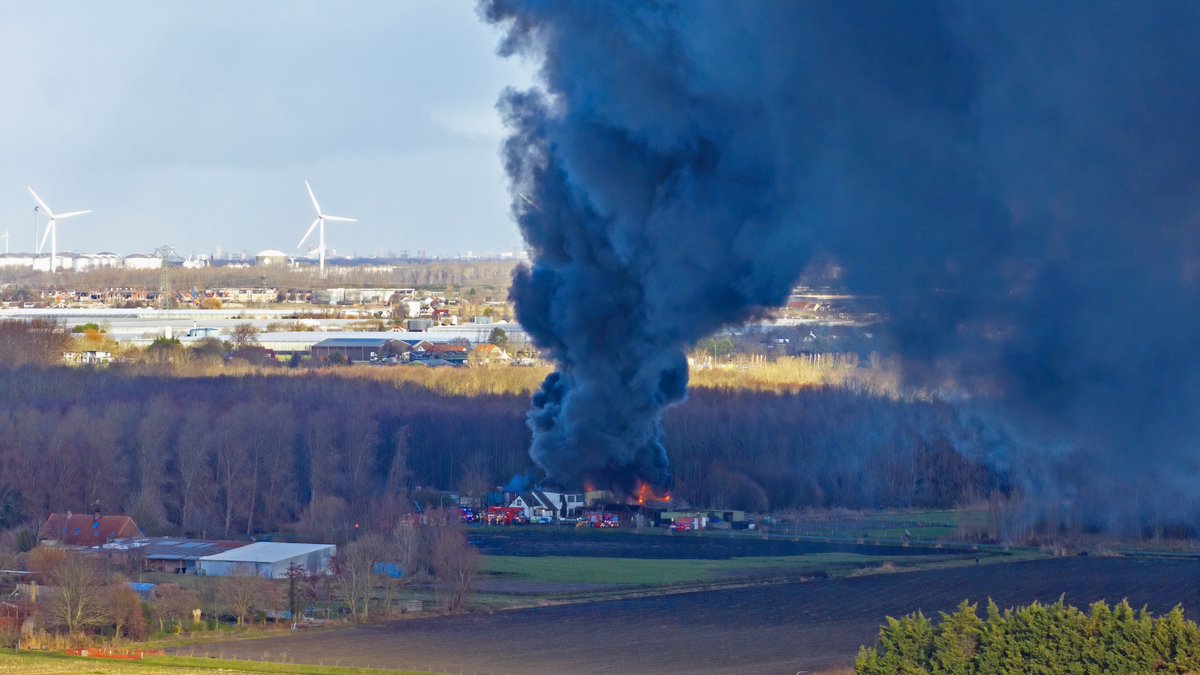 Aan de Bonseweg in Hellevoetsluis is dinsdagmiddag een zeer grote brand uitgebroken. De brandweer is met meerdere voertuigen aanwezig 🔥 #Hellevoetsluis <a href="/EilandVoorne/">voorne aan zee</a> <a href="/WNLVandaag/">WNL Vandaag</a> <a href="/RTLnieuws/">RTL Nieuws</a> <a href="/NOS/">NOS</a> <a href="/groothellevoet/">GrootHellevoet</a> <a href="/BasMunne/">BasMunne</a>