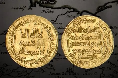 استبدل خليفة المسلمين عبد الملك بن مروان الدينار الروماني الذي كانت عليه صورة قيصر الروم باول عملة اسلامية صكت في دمشق ..الدينار الاسلامي بكتاباته المعروفة المحتوية على كلمة التوحيد