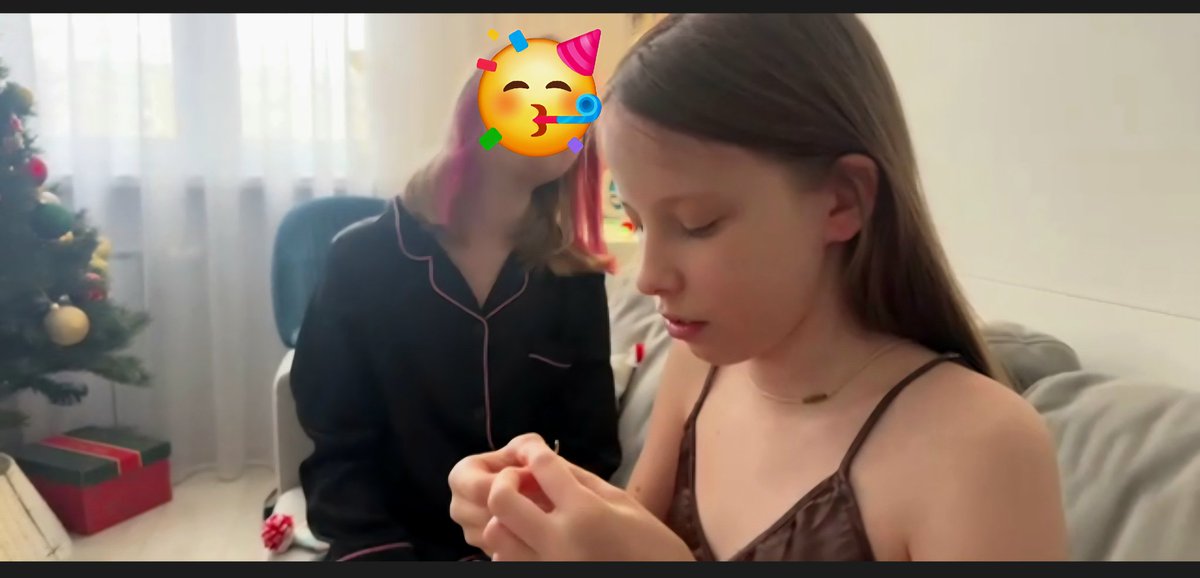 Vassi__'s tweet image. Вторник, 30.12.25

Повезло довотсаппиться до Москвы, 
и почти лично подарить подарок крестнице к НГ.
И даже до Алтая, что было совсем неожиданно, поздравить брата с др. 
Приятно видеть близких пусть и за тысячи км