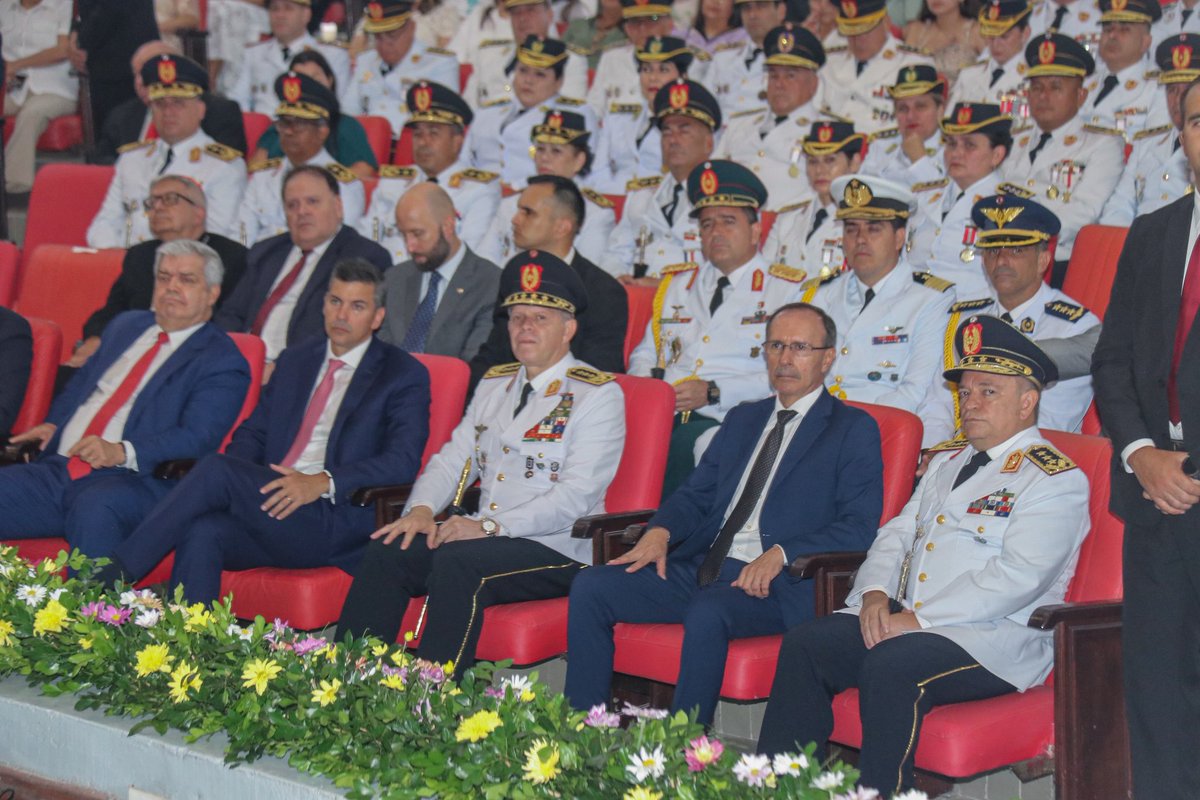 ...en la Academia Nacional de Policía “Gral. José E. Díaz”.

La actividad reconoció la trayectoria, el mérito profesional y el compromiso institucional de los oficiales ascendidos, fortaleciendo la estructura de mando y conducción de la Policía Nacional. Este acto...(3/4)