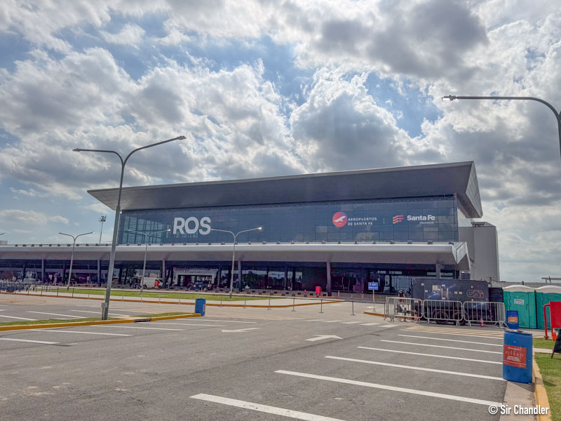 ContiniManolo's tweet photo. Rosario no tenía un aeropuerto, tenía un aeroclub. 
Cualquier persona que entienda algo de ello, sabe que por estar a 300km de Ezeiza, es el único aeropuerto del país que le puede competir y quitar pasajeros a Buenos Aires, cualquiera que entienda algo, sabe porque nunca nadie nos ayudó a tener un aeropuerto y nos dejaron con el aeroclub por 40 años. Siempre que pudieron, nos boicotearon, hasta que un día, el 10 de diciembre de 2023 llegó Maxi Pullaro, un distinto, con un equipo de distintos, que vinieron a plantear un sueño, devolverle esplendor y potencia a la invencible provincia de Santa Fe. 

Hoy tenemos Aeropuerto, en tiempo récord. También tenemos una serie de fracasados, que odian a la Ciudad de Rosario, que se sienten cómodos protestando, porque la protesta en si misma te hace creer superior y es mucho mas fácil quejarse que proponer, es más fácil decir que hacer.

Nosotros de la mano de Maxi, hicimos, hacemos y haremos. 
A ustedes no le pedimos que nos aplaudan, su ego magistral de superioridad porteña no se lo permite, lo entendemos, solo les pedimos que no nos interrumpan, mientras hacemos. Hay una provincia que reconstruir y pronto habrá un país, que están destruyendo.

PD. AHI TIENEN LA MANGA, DISFRUTEN Y CADA VEZ QUE PASEN POR AHI, RECUERDEN, LO HICIMOS SOLOS, CON EL ESFUERZO DE CADA SANTAFESINO🩷🤍🩵