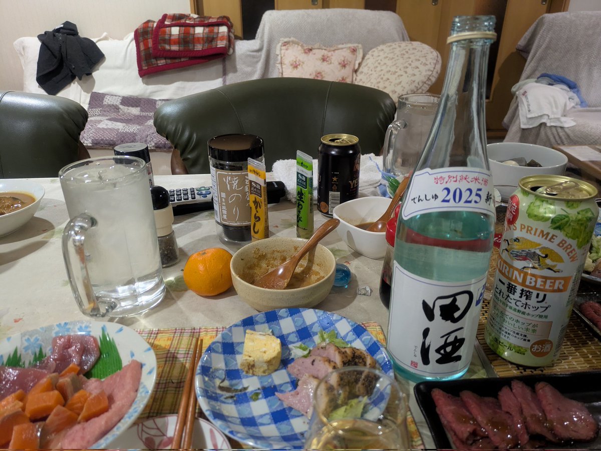 1981Hanku's tweet photo. 今夜は友達と忘年会。
田酒の新酒の生酒は旨し！
甘酸っぱい旨みでクセがなくて田酒の味🍶
正月用のマグロは脂が乗って美味しいね🐟️ https://t.co/TFV1fexYKH