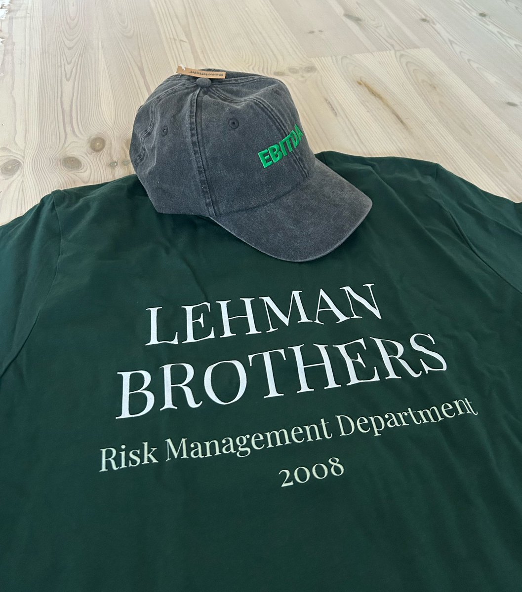 ELiInvest_'s tweet image. GIVEAWAY!

I juletider ska man vara extra givmild. Därför är jag mycket glad över att i samarbete med Stockmerch.se kunna skänka bort en grym T-shirt (XL) samt en keps!

Allt du behöver göra för att vara med i utlottningen är att gilla, retweeta samt kommentera om du…