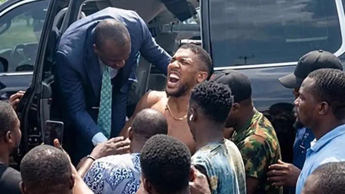 آنتونی جاشوا از رویداد ترافیکی مرگبار در نیجریه جان سالم برد