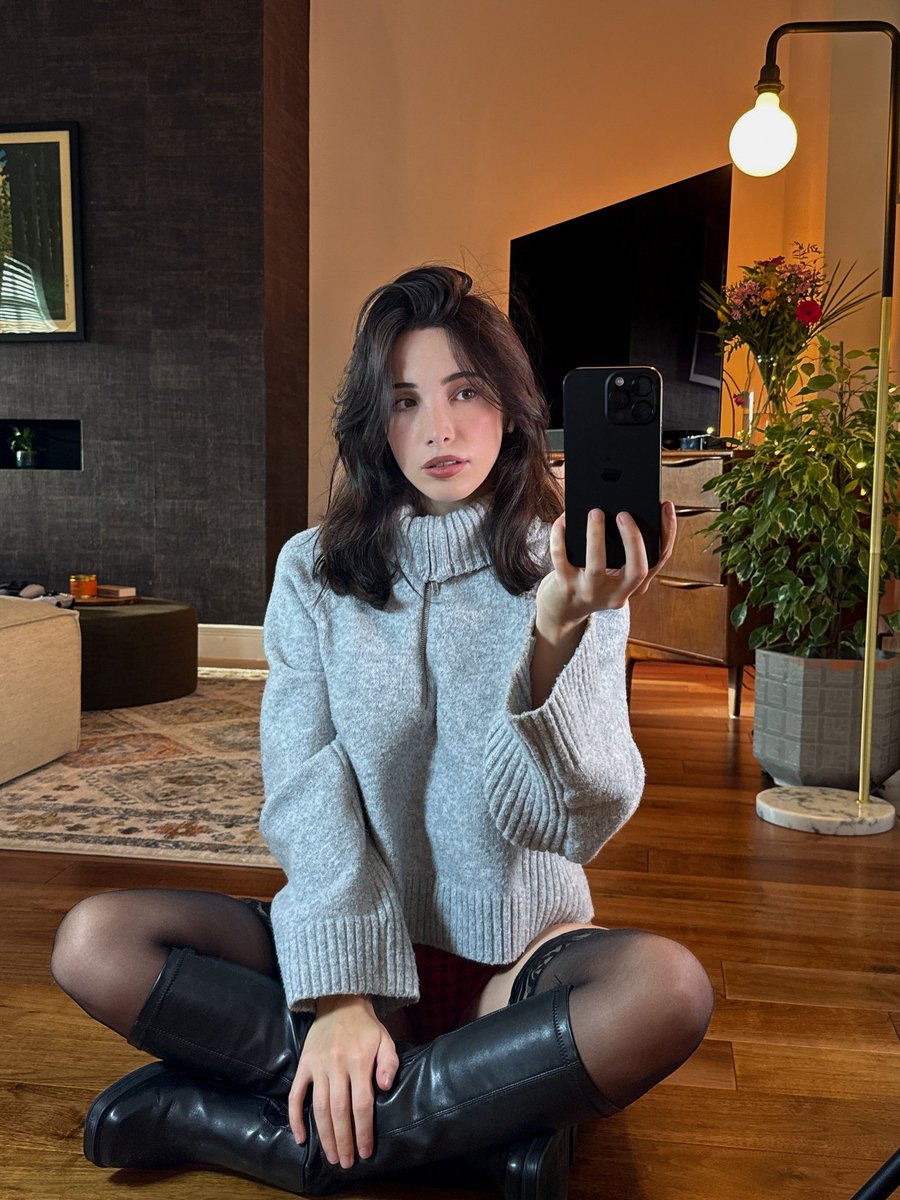 #KneeHighBoots

(𝑃𝑖𝑐𝑡𝑢𝑟𝑒 𝑐𝑜𝑢𝑟𝑡𝑒𝑠𝑦 𝑜𝑓 <a href="/blinkx666/">Liz</a> )