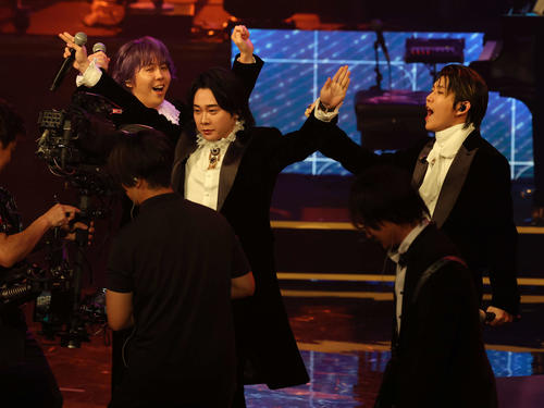 livedoornews's tweet photo. 【レコ大】Mrs. GREEN APPLE「ダーリン」が大賞受賞！バンド史上初3連覇
https://t.co/iHEFZIW8IT

第67回日本レコード大賞で、Mrs. GREEN APPLEの「ダーリン」が大賞を獲得した。2023年「ケセラセラ」2024年「ライラック」に続く3連覇で、浜崎あゆみ・EXILEに次ぐ史上3組目。バンドでは史上初。 https://t.co/5KyeAyyMFc