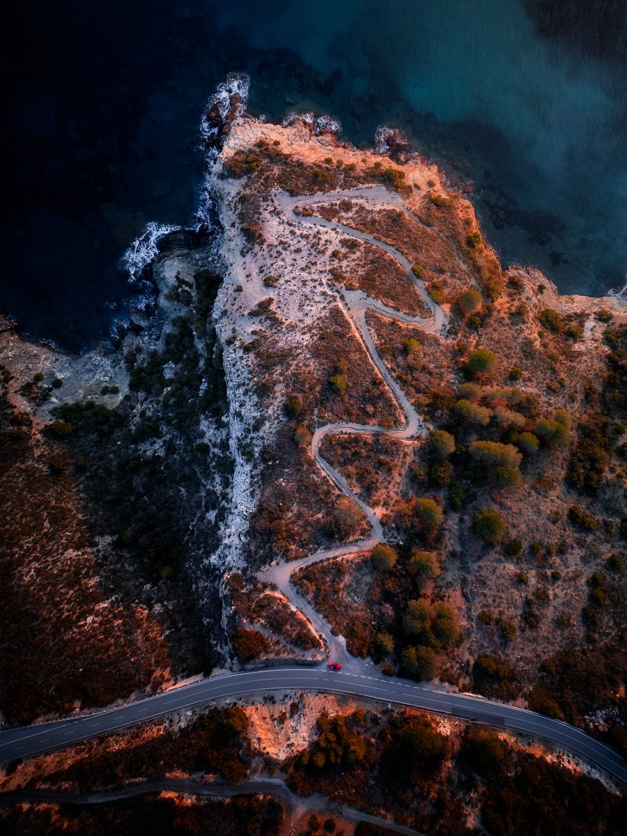 VisitElbaIT's tweet image. 🚁 Qui, la strada si snoda come un nastro lungo la costa, serpeggiando verso il mare nei pressi della Spiaggia delle Tombe, illuminata dagli ultimi raggi di sole.

📸 Photo by Daniele Fiaschi

#IsolaDElba #DronePhotography #StradePanoramiche #ElbaDaScoprire #NaturaElbana