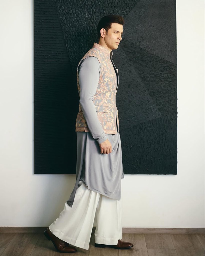 iHrithik's tweet photo. बारात 🕺

Outfit: Shantanu Nikhil 
Photographer: Vansh Virmani 
Stylist: Divyak D’Souza 
Hair: Sunny 
Makeup: Vijay Palande || Sachin Ghankutkar

#eshusaishu https://t.co/nxH9TDYkIf