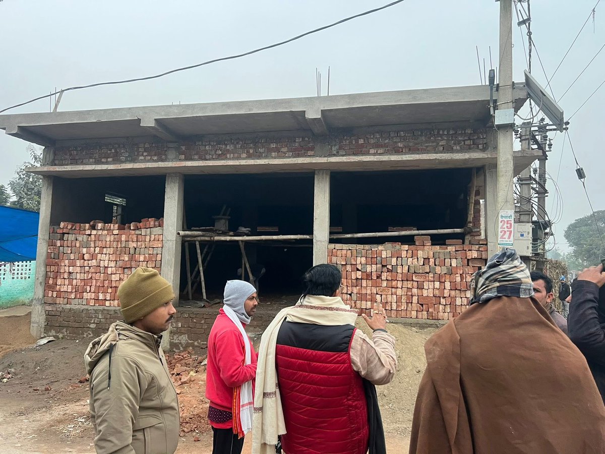 Ershailendrabjp's tweet photo. मड़वा पश्चिम में निर्माणाधीन सामुदायिक भवन का स्थल निरीक्षण कर कार्य की प्रगति, गुणवत्ता एवं आवश्यक व्यवस्थाओं का अवलोकन किया।
यह भवन भविष्य में ग्रामवासियों के सामाजिक, सांस्कृतिक एवं सामूहिक कार्यों का सशक्त केंद्र बनेगा।
#MadwaPaschim
#SamudayikBhavan
#NirmanKarya
#VikasKiRaah
#Bihpur