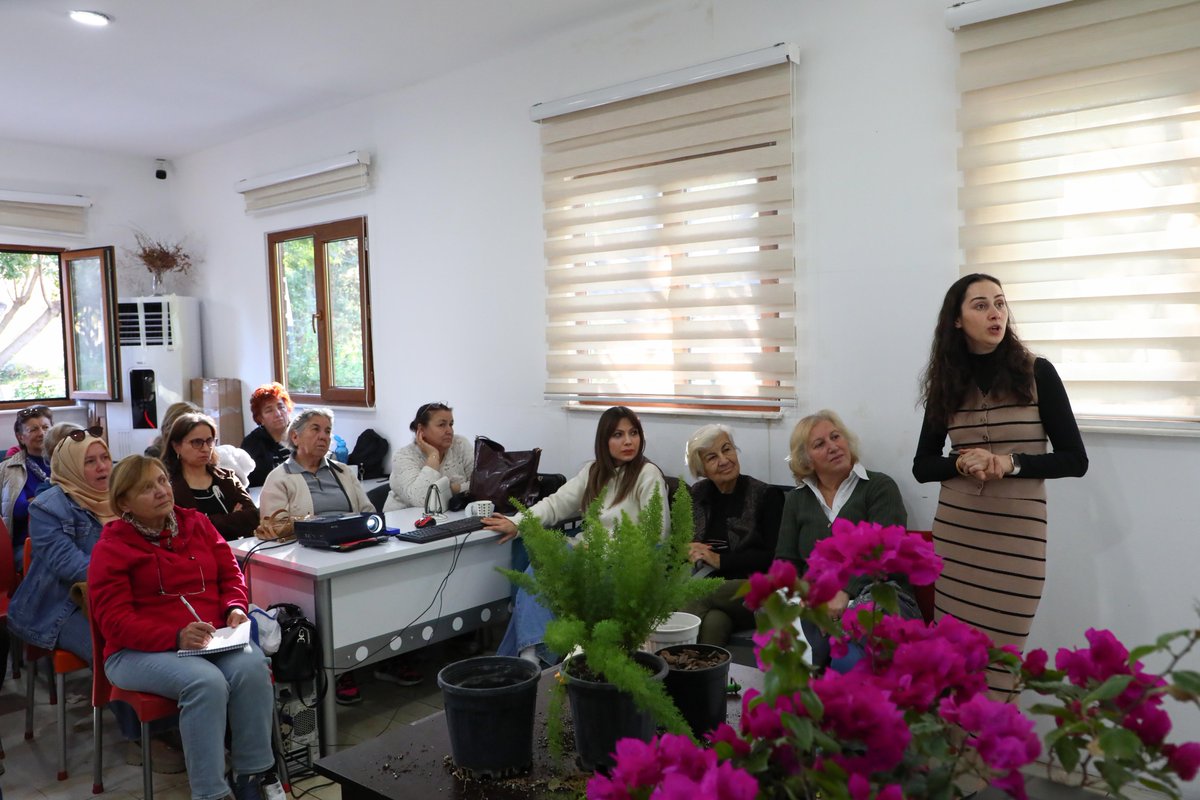 Yaş almış bireylere evde çiçek yetiştiriciliği eğitimi veriyoruz 🌸🪴

Aktif Yaşlı Merkezi’nden faydalanan bireylerin hem günlük yaşamda daha üretken olmalarını sağlamak hem de doğayla bağlarını güçlendirmek amacıyla düzenlediğimiz eğitimde, ev ortamında çiçek yetiştirmenin püf