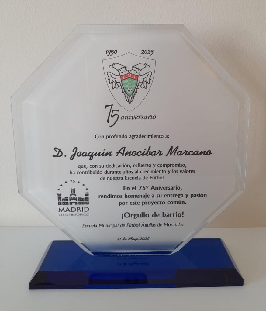 PukinPortero's tweet photo. 💚❤️  Muy agradecido a la Directiva de la EMF @aguilasmorata por este reconocimiento en el 7️⃣5️⃣ aniversario del Club  y en el que he disfrutado jugando durante 29 temporadas en la @RFFM_oficial

#aguilasdemoratalaz
#FamiliaAguilucha https://t.co/0fBoz7vMV3