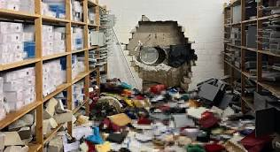MASAOMORITR's tweet photo. #Aufruhr in #Gelsenkirchen , nach einem Einbruch in eine Sparkasse soll der Schaden in bis zu 3-stelliger Millionenhöhe sein. 3200 Schließfächer wurden aufgebrochen.
-Jeder Scheiß und Lebensmittelketten werden überwacht nur das Parkhaus der SPARKASSE nicht, Kernbohrung und Raub dauerte 2 Tage -
@sheepshooter64 @Elenktrink @Lucid_Watcher @winkelsdorf @TCGFenerant @kaikowsky