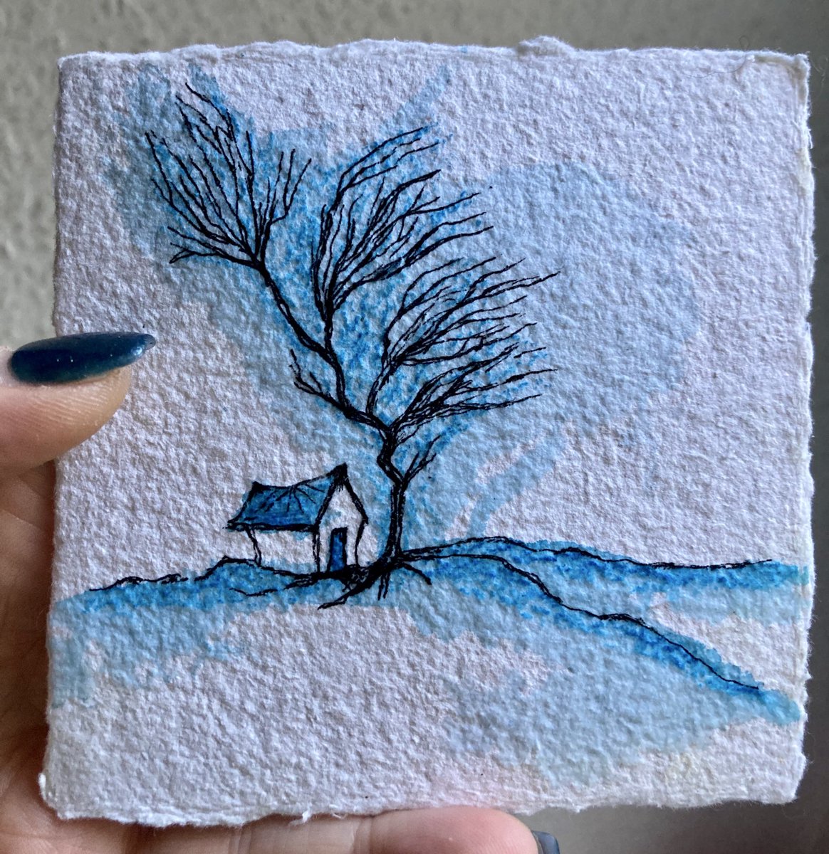 Bin seit heute im Rückzug. Der Ofen bollert. Poe, Bine und der kleine, dicke Kater, den keine der Damen leiden kann, kamen fressen —und ich habe ein Date mit meinen Farben. ✨🩵
Habt’s ganz gut, habt Dank für so viele gute Wünsche, eure lieben Worte und sogar einige Besuche! 🥰