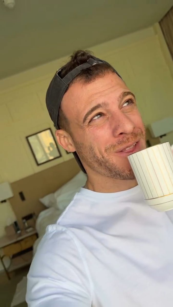 A lo largo de este año nos saludo muchas veces, pero en esta ocasión lo hizo desde....
Estambul 
Dubai
España
#KeremBürsin