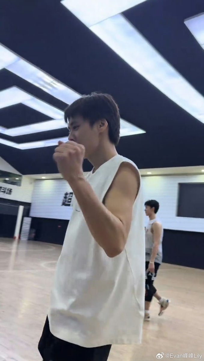 VZArgentina's tweet photo. Happy 2026 girls ❤️❤️❤️⭐️⭐️⭐️ so handsome our boy played basketball so well with his team friends , he look happy and cute 29.dec.2025 #liyifengNews #weiboupdates #李易峰 #liyifeng #lydichpong https://t.co/0ikHzACyfd