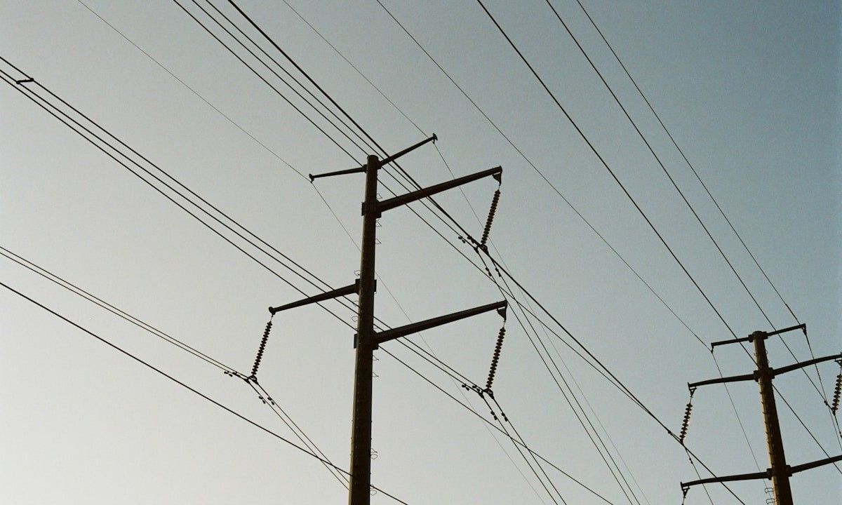 iiiorg's tweet image. California utilities are using AI to flag trees and equipment most likely to spark #wildfires. It’s a cost-effective alternative to burying power lines at $3M+ per mile, as #climaterisk and wildfire liability intensify.

Learn more: bit.ly/45pqWAD