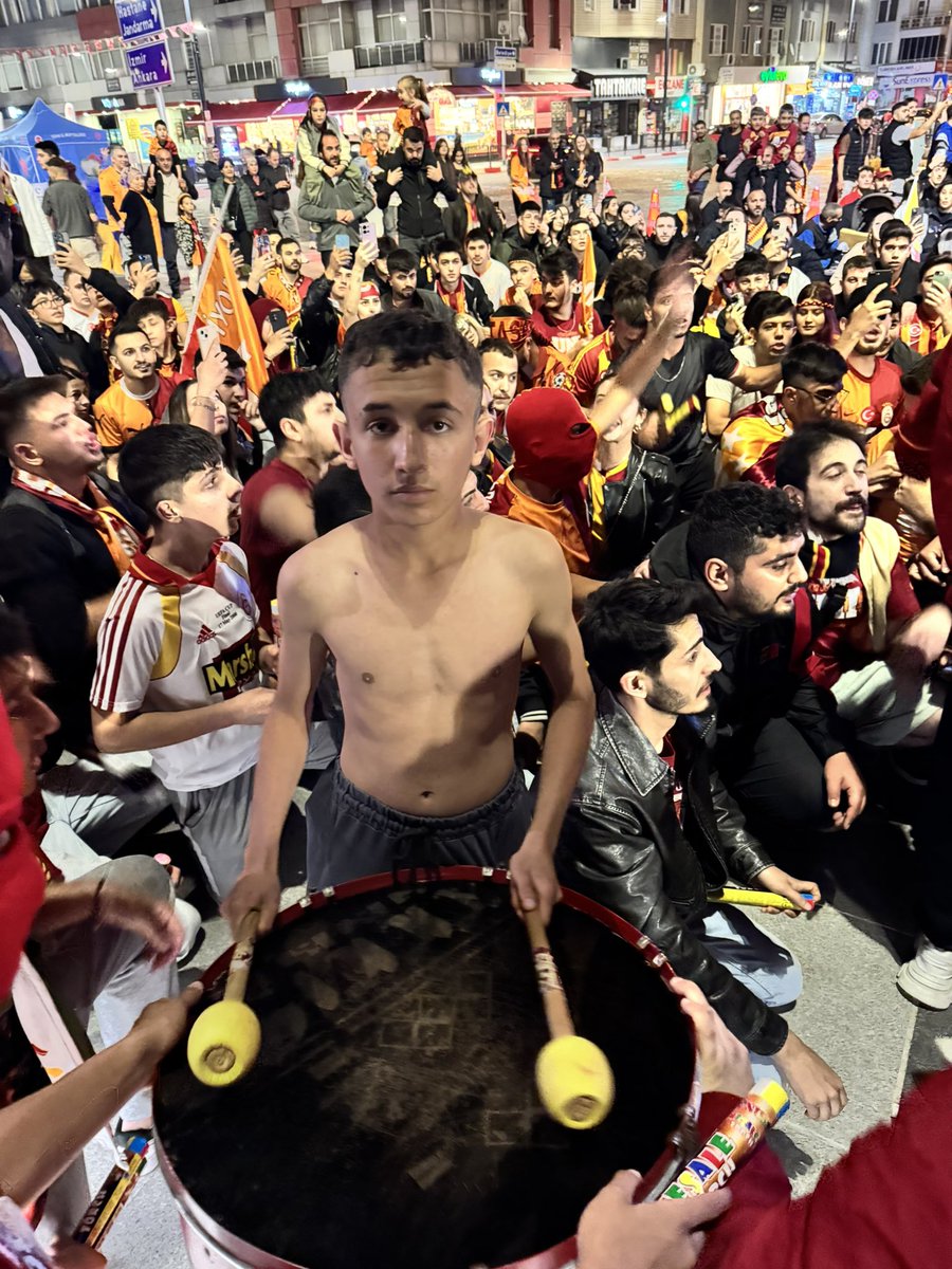 ultrAslanusAk's tweet photo. BİZ GALATASARAYLIYIZ ! 
#uAYurtiçi2025 https://t.co/WgKOCi59Af