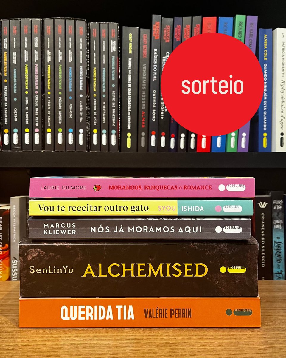 intrinseca's tweet image. alguém por aqui pediu um sorteio com os hits de 2025? 🙋‍♀️

para participar e ganhar livros, é só seguir a Intrínseca e dar RT PUBLICAMENTE (com o perfil aberto) neste tweet.

o resultado será anunciado em 06/01.