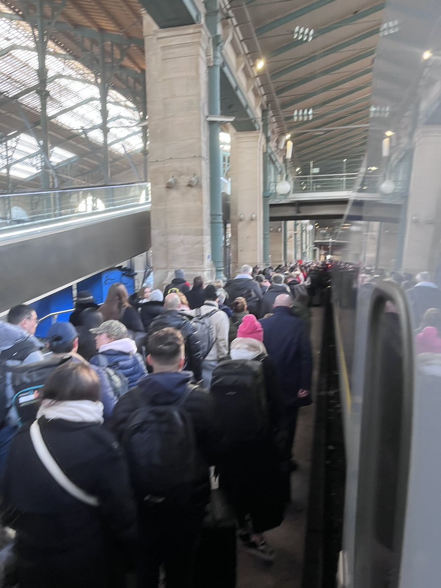 Zdail's tweet photo. #Eurostar tunnel close ! Realy  I wanted to reduce my carbon footprint to end the year peacefully with a nice trip from Paris to Edinburgh via London, but I got screwed up by that damn tunnel. https://t.co/U2WegjFwP6