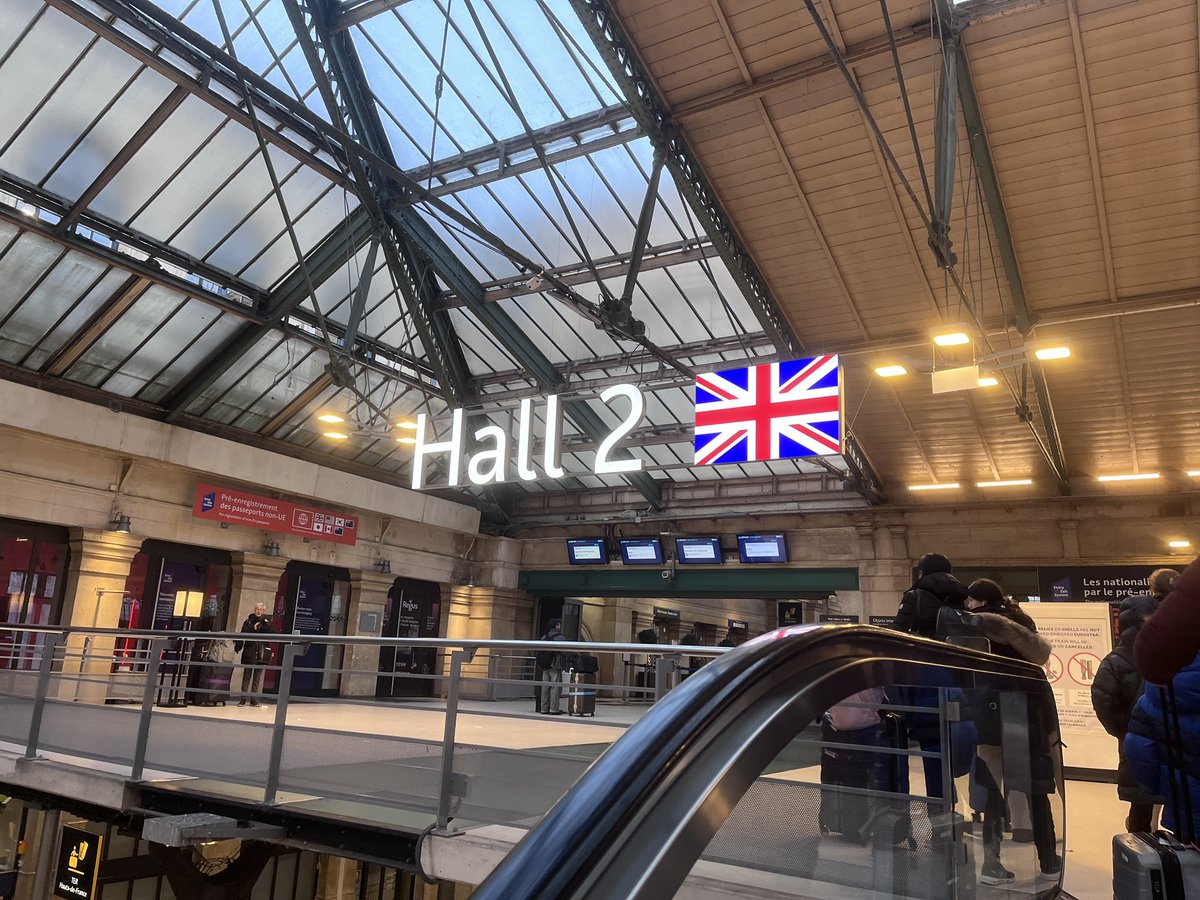 Zdail's tweet photo. #Eurostar tunnel close ! Realy  I wanted to reduce my carbon footprint to end the year peacefully with a nice trip from Paris to Edinburgh via London, but I got screwed up by that damn tunnel. https://t.co/U2WegjFwP6