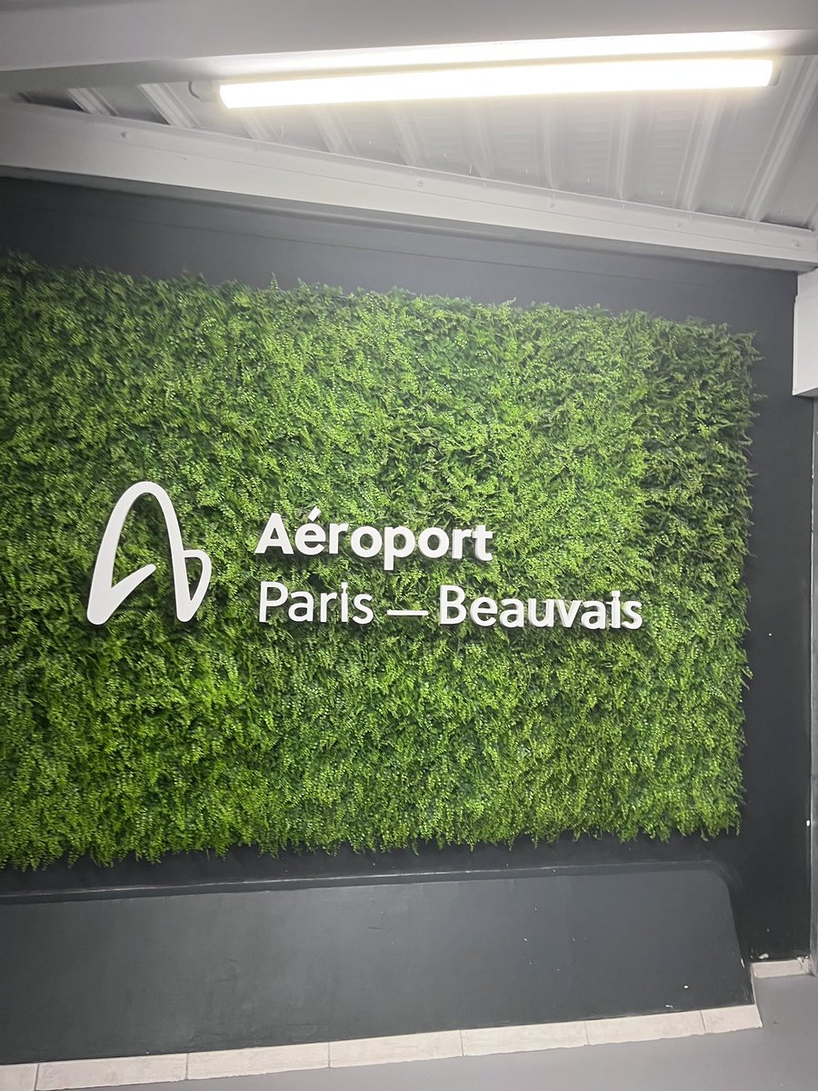 Zdail's tweet photo. #Eurostar tunnel close ! Realy  I wanted to reduce my carbon footprint to end the year peacefully with a nice trip from Paris to Edinburgh via London, but I got screwed up by that damn tunnel. https://t.co/U2WegjFwP6