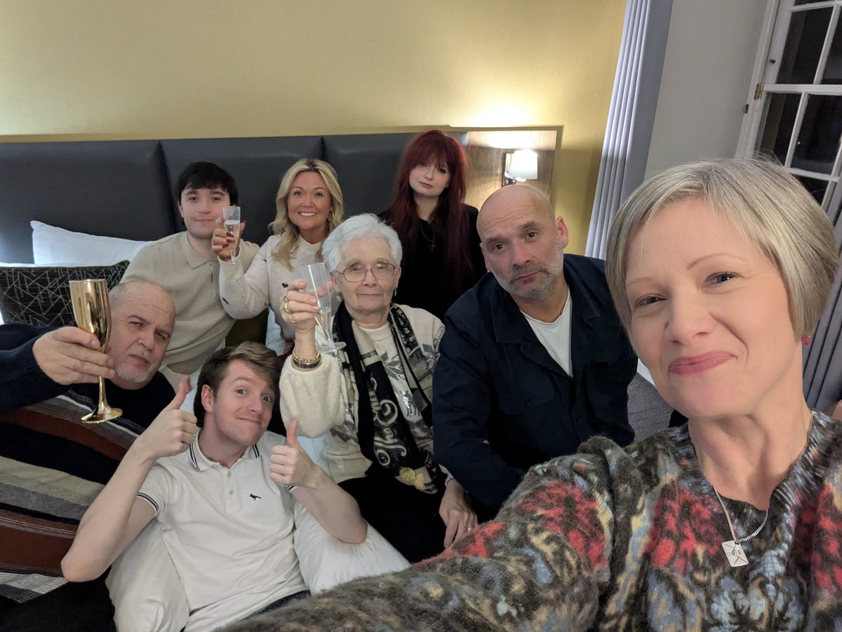 Kay73009302's tweet image. Let the celebrations begin!!!! Mum's 80th tomorrow but why wait when the Duchess with the Muchness is in town 🎉🎉🎉🎉#newlanark #family