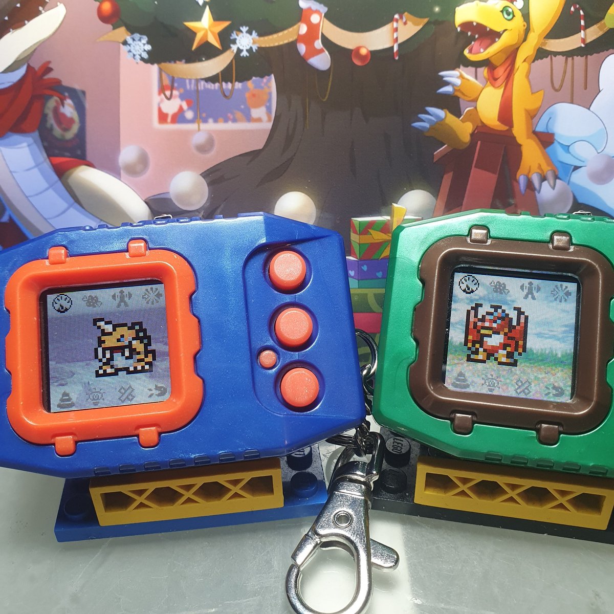 MandaPii's tweet photo. The Christmas babies are reaching perfection with Zudomon on the left and Garudamon on the right.
#Digimon #デジモン #デジタルモンスター #VPets #VirtualPets #Tamagotchi #Bandai #DigimonPendulum #DigimonPendulumColor #PenC https://t.co/yxu9N0w0yV