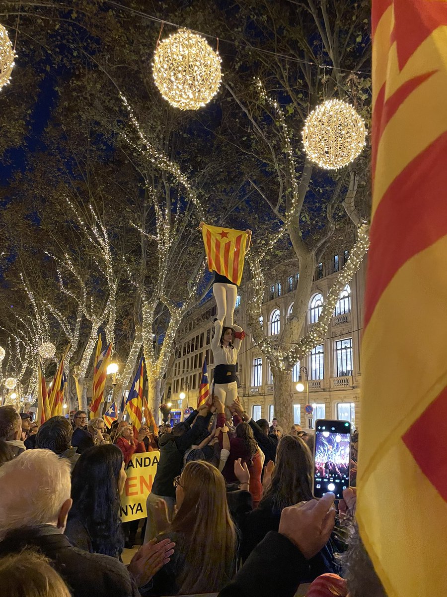 Els carrers de Mallorca són un clam unànim per molt que ho intentin, per terra mar i aire els PPCC no ens el faran a bocins! 
Avui, demà i sempre: 
S I A U   Q U I   S O U , 
M A L L O R Q U I N S

31 de desembre, Diada de Mallorca