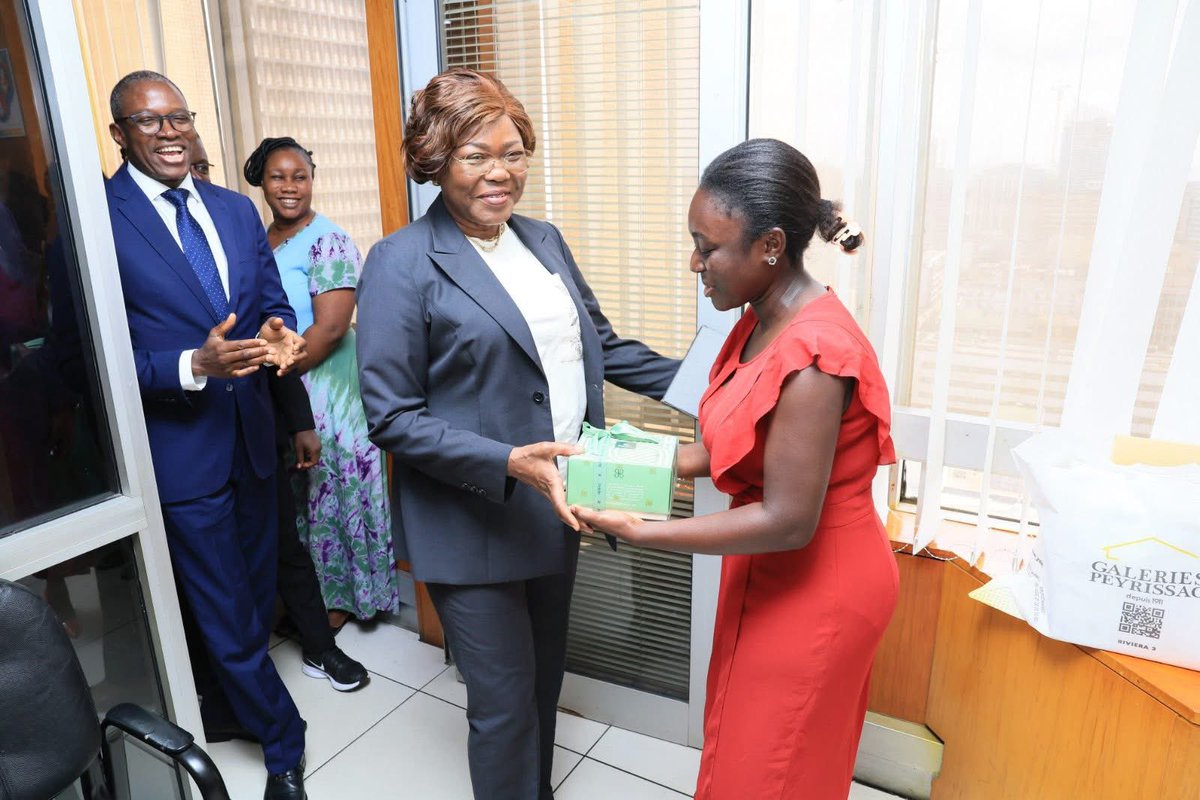 NialeKaba_Off's tweet image. Revenir au cabinet et être accueillie par vos visages familiers et vos encouragements… 

C’est cela, la force d’une équipe soudée. Merci pour votre chaleur et votre loyauté. 

Ensemble, nous allons encore plus loin. 🤝

#NialéKaba #MEPD #Gouciv #Civ225