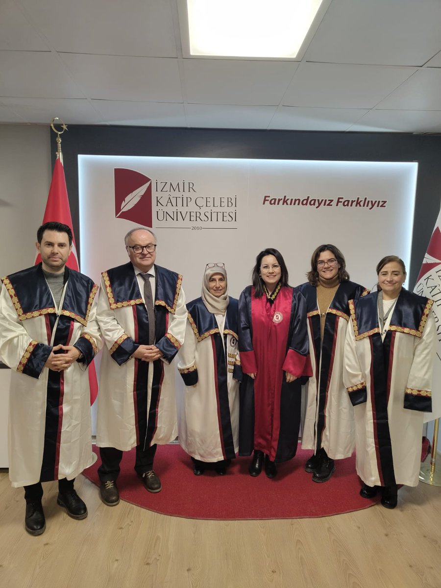 Bugün İzmir Katip Çelebi Üniversitesi'nde doktora tez savunma sınavında “Otantik Liderliğin İşe Angaje Olmaya Etkisinde Pozitif Psikolojik Sermayenin Aracılık Rolü: Banka Çalışanları Üzerine Bir Araştırma” başlıklı çalışmayla Dr. ünvanı alan Özgül hanımı tebrik ediyorum.