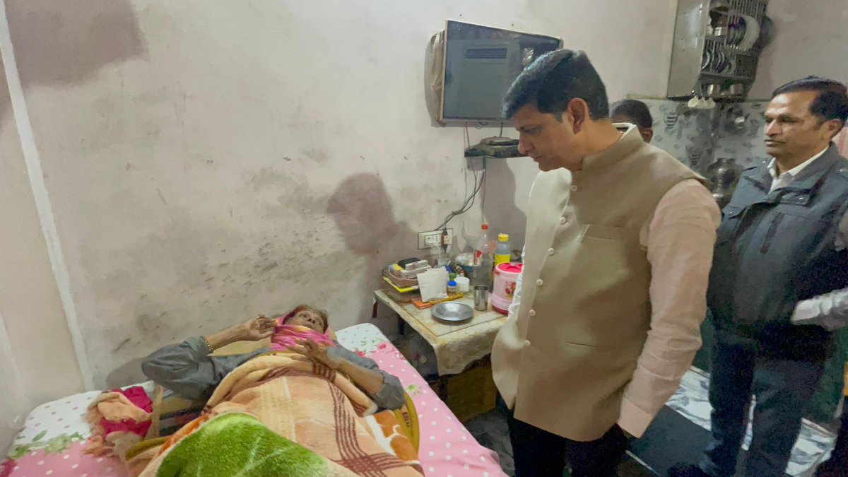 यह कैसा 'वाटर प्लस' शहर है?
2021 में कागजों पर 7000 गंदे आउटफॉल बंद दिखाकर तमगा तो ले लिया, लेकिन आज इंदौर का भागीरथपुरा दूषित पानी से मौतें देख रहा है। कागजी खानापूर्ति और भ्रष्टाचार की भेंट चढ़ता हमारा इंदौर! #Indore