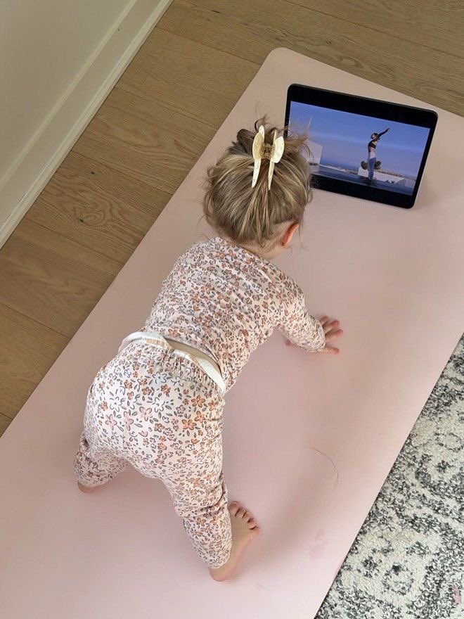 Audrey y su nonna tuvieron una mañana de yoga hoy 🤍.