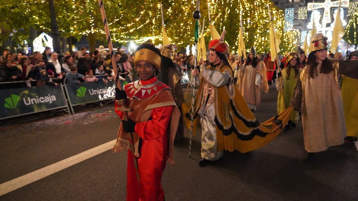 El proximo 5 de enero, vive en Oviedo una Cabalgata de Reyes Magos única en España.

De inspiración oriental, incluye comitivas de Persia, Samarcanda, Manchuria, Turfán… La Cabalgata de Oviedo tendrá casi 2.000 figurantes y 250 trajes de películas como Ágora.

#OviedoEnNavidad