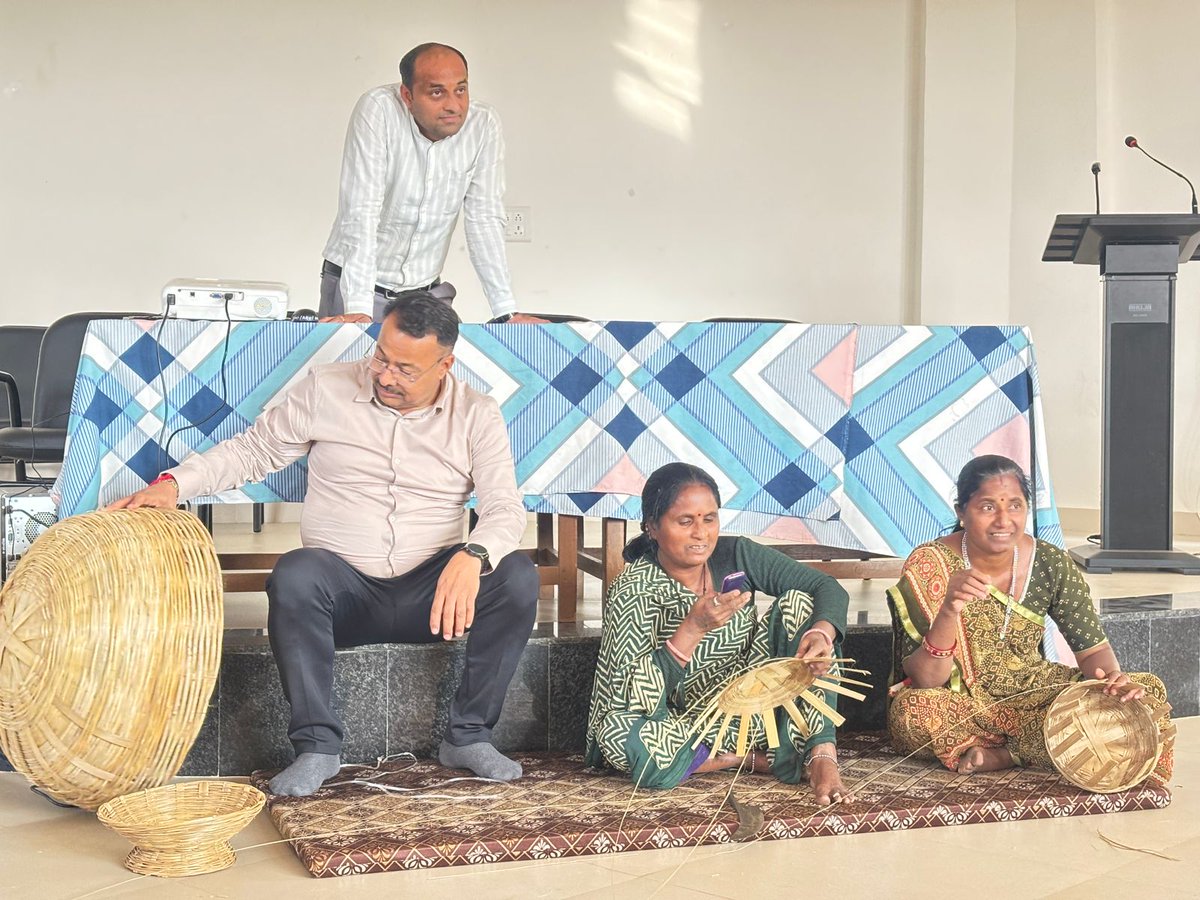 Dpeoarvalli1's tweet photo. Practical knowledge is the ultimate commodity, and is what will pay you dividends for decades to come.
@CMOGuj @Rivaba4BJP @CollectorArv @DdoArvalli @DNaineshkumar
#nipunarvalli
#baglessday
#gcert https://t.co/9LMlcPRa2G
