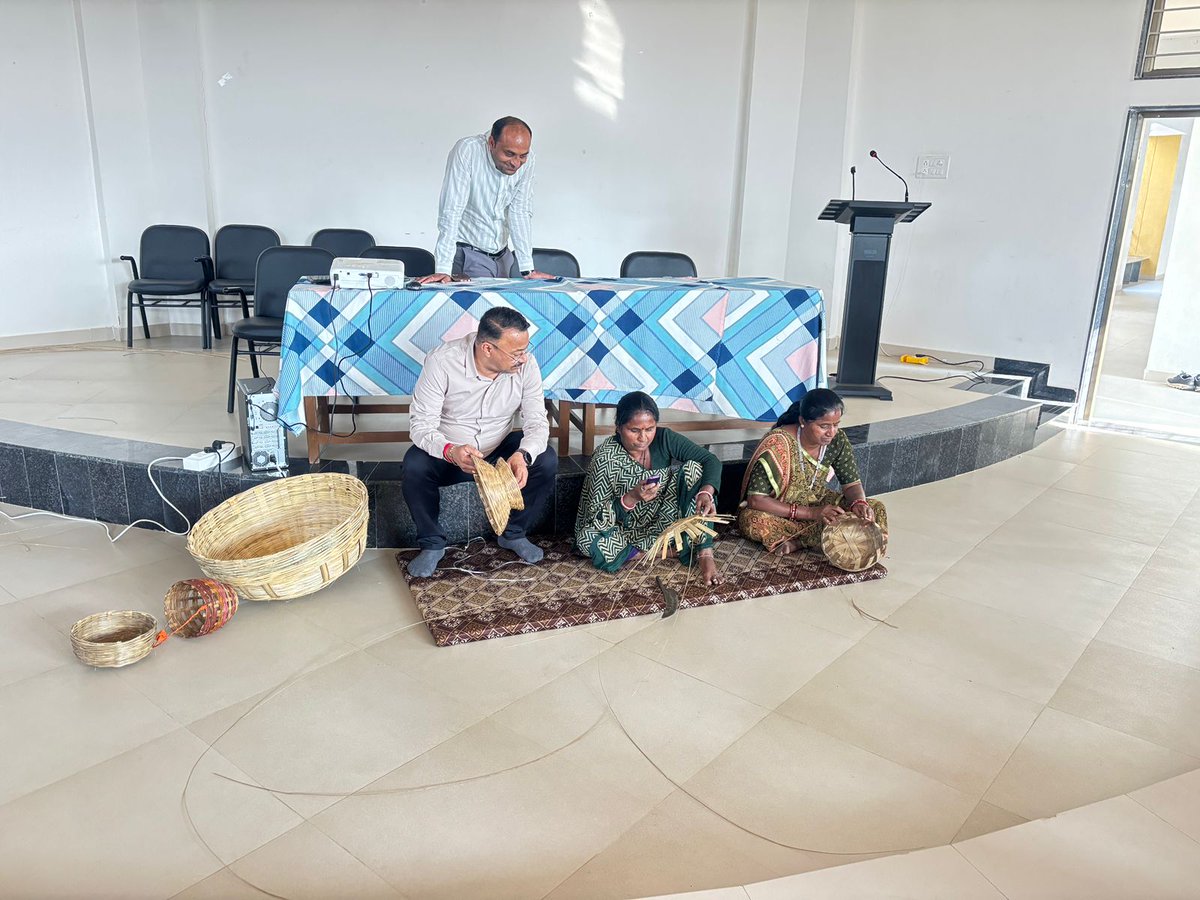 Dpeoarvalli1's tweet photo. Practical knowledge is the ultimate commodity, and is what will pay you dividends for decades to come.
@CMOGuj @Rivaba4BJP @CollectorArv @DdoArvalli @DNaineshkumar
#nipunarvalli
#baglessday
#gcert https://t.co/9LMlcPRa2G