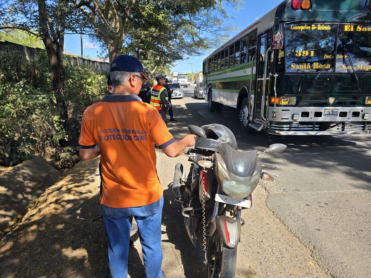RogerBaires1's tweet photo. El Comité de Seguridad Vial y la Comisión Departamental de Protección Civil de La Unión realizaron esta mañana de martes un control vehicular preventivo en la Carretera Ruta Militar, sector de la Chorrerá en Santa Rosa de Lima. https://t.co/bHmNDDKES1