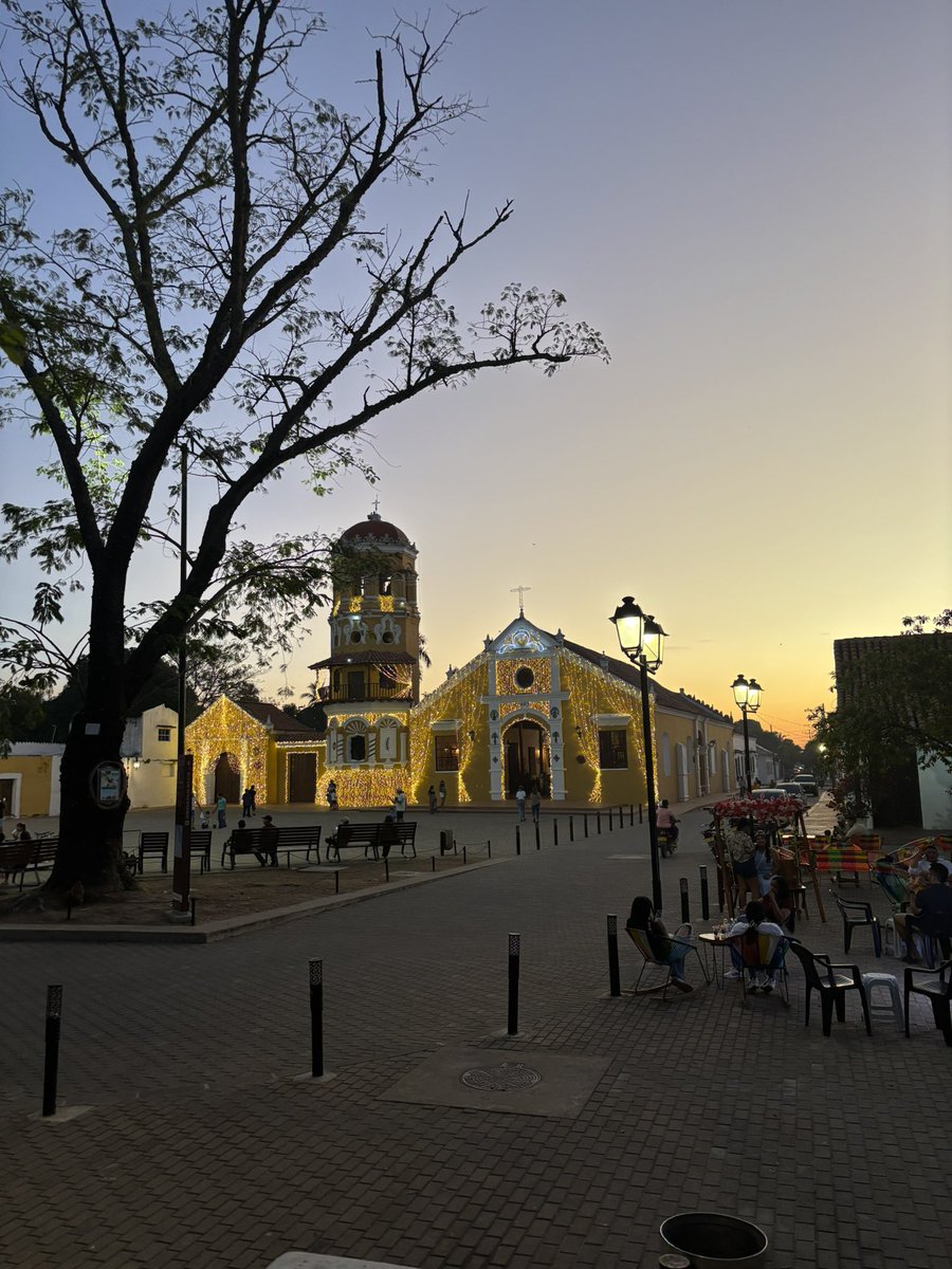 ValeVillaO's tweet photo. “… y la miró por última vez para siempre jamás, con los ojos más luminosos, más tristes y más agradecidos que ella no le vio nunca en medio siglo de vida en común, y alcanzó a decirle con el último aliento: 

-  Sólo Dios sabe cuánto te quise." https://t.co/2UY0ope0Ey