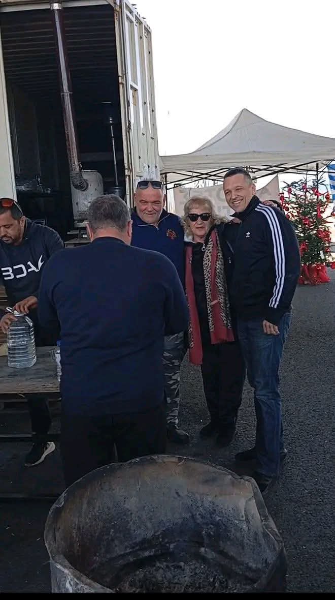 Όπου και αν πάει, ο απλός κόσμος τον αγκαλιάζει. Γιατί ο απλός κόσμος δεν ξεχνά τον άνθρωπο που τα έβαλε με ένα ολόκληρο σύστημα εξουσίας και νίκησε! 

Θα έρθει σύντομα η μέρα που θα δικαιωθείς. #Μαζί_σου_Ηλία 

*Σημερινή φωτογραφία από τα μπλόκα των αγροτών.