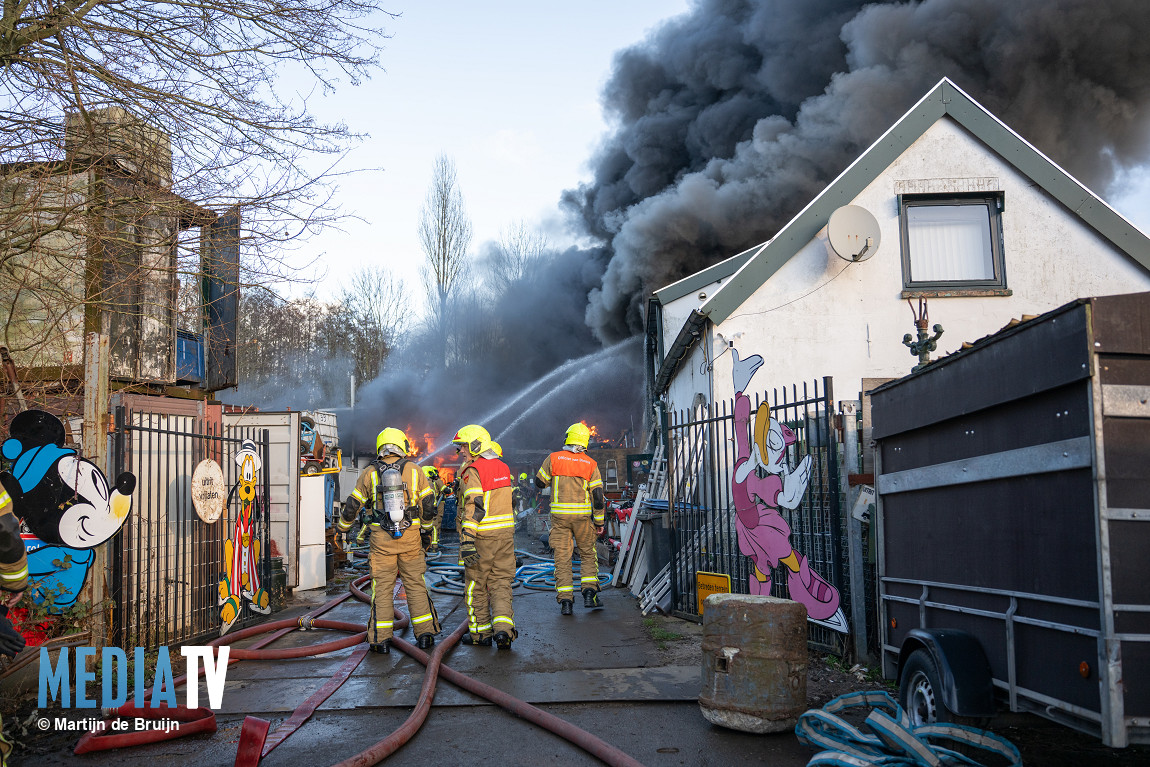 Zeer grote brand in loods Bonseweg Hellevoetsluis