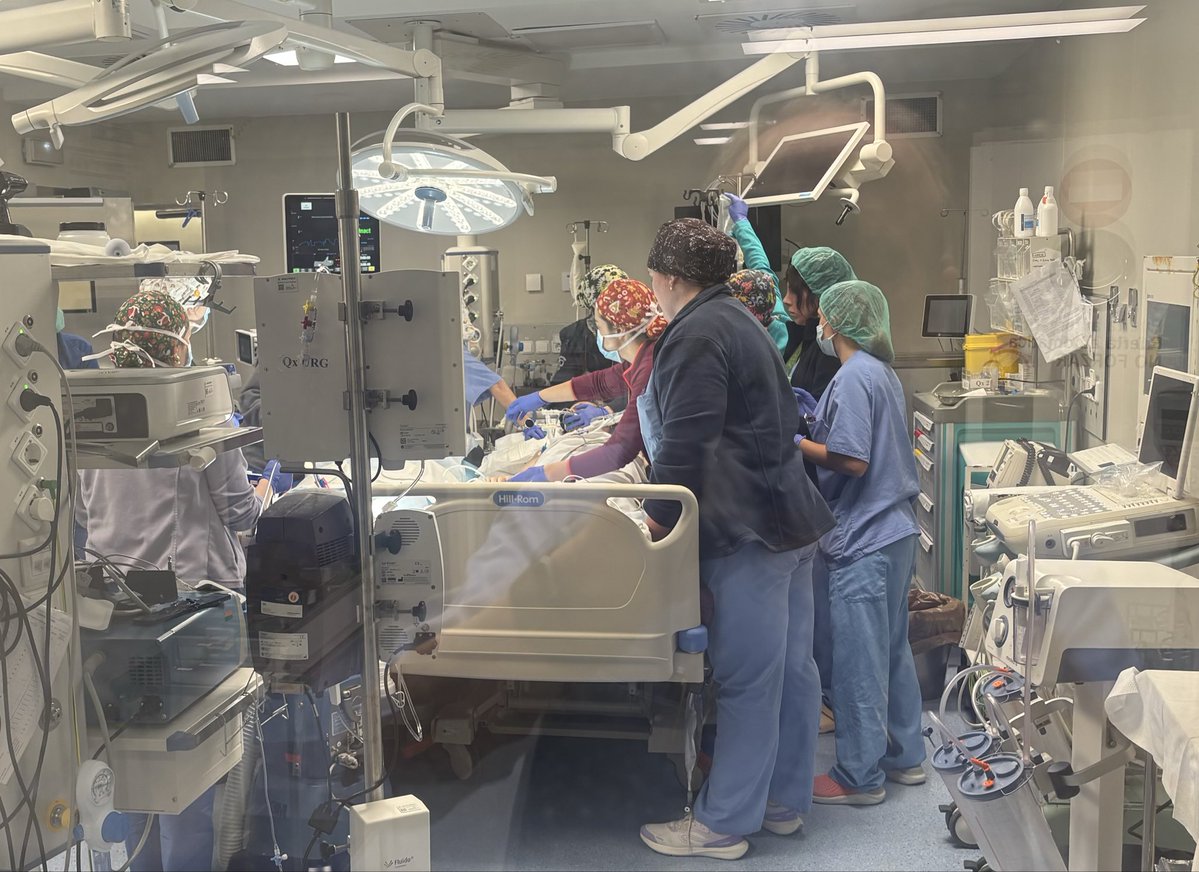 Hoy comienzo unos días de descanso. Lo necesito, sí. Pero el hospital sigue ahí, abierto como cada día, abierto siempre.
En la madrugada, cuando el frío aprieta y la ciudad parece haberse detenido, un hombre yace en la calle. La temperatura ronda los cinco grados. Lleva una barba