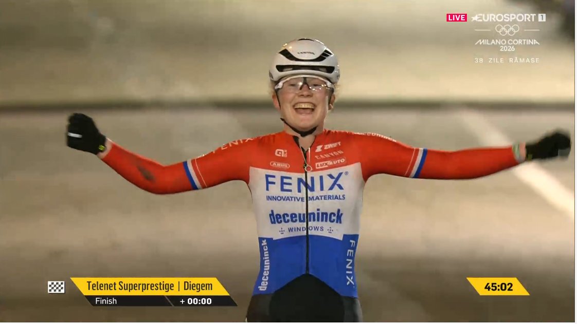 Pucky, finally! 😍 Puck Pieterse takes her first cyclocross victory of this season in the nocturnal Superprestige Diegem after a nice battle against Marie Schreiber.*

*Lucinda Brand didn't race today. 

#Superprestige