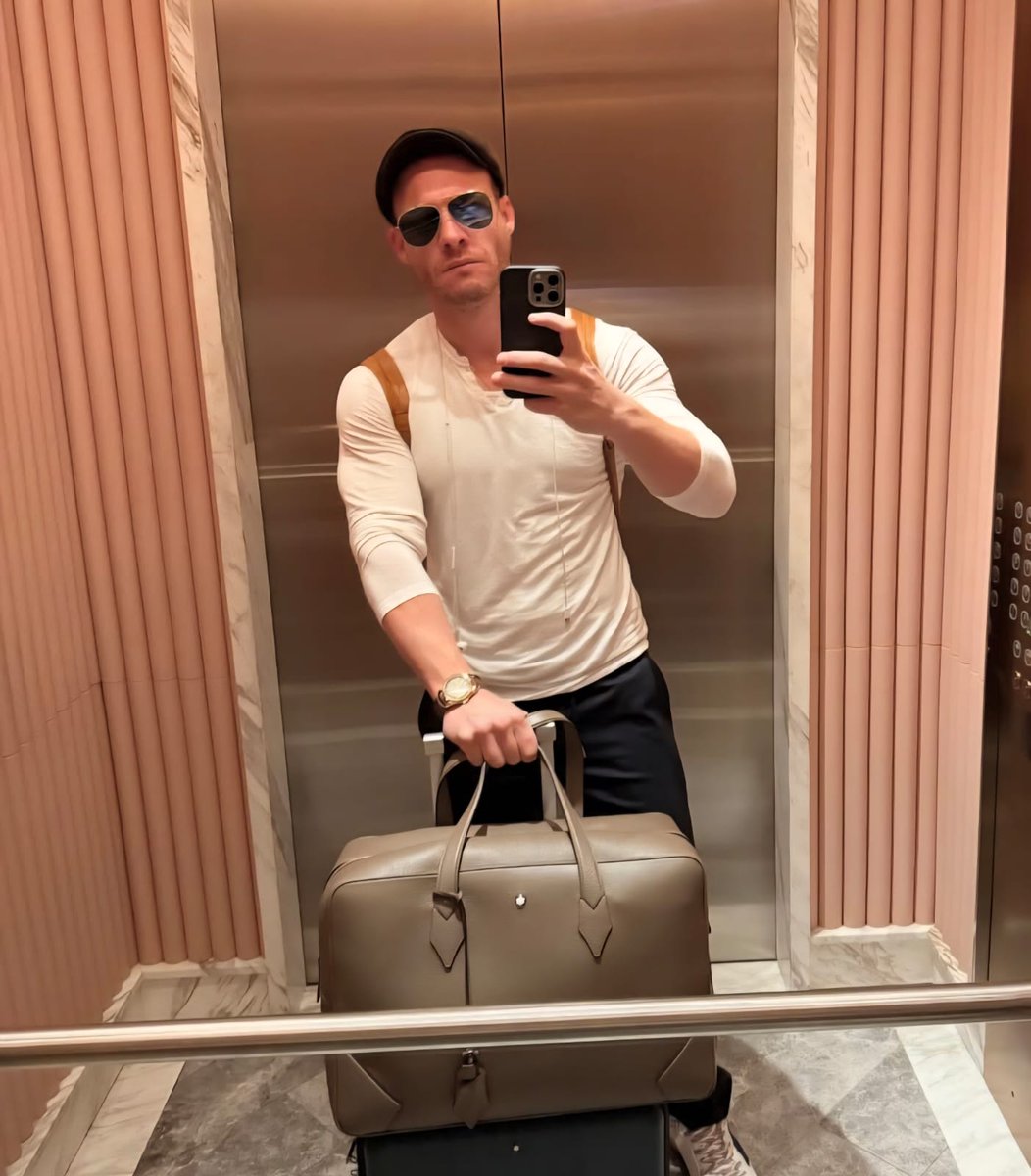 Termina un año y empezamos otro en el cual recorremos un camino que nos sumará nuevas experiencias. 
Para este viaje 2026 que estamos a punto de comenzar que le pondrías en la maleta a Kerem
#KeremBürsin