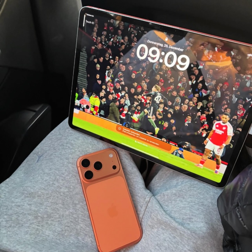 eurofootcom's tweet image. The lock screen on Lennart Karl's iPad. 👀💻