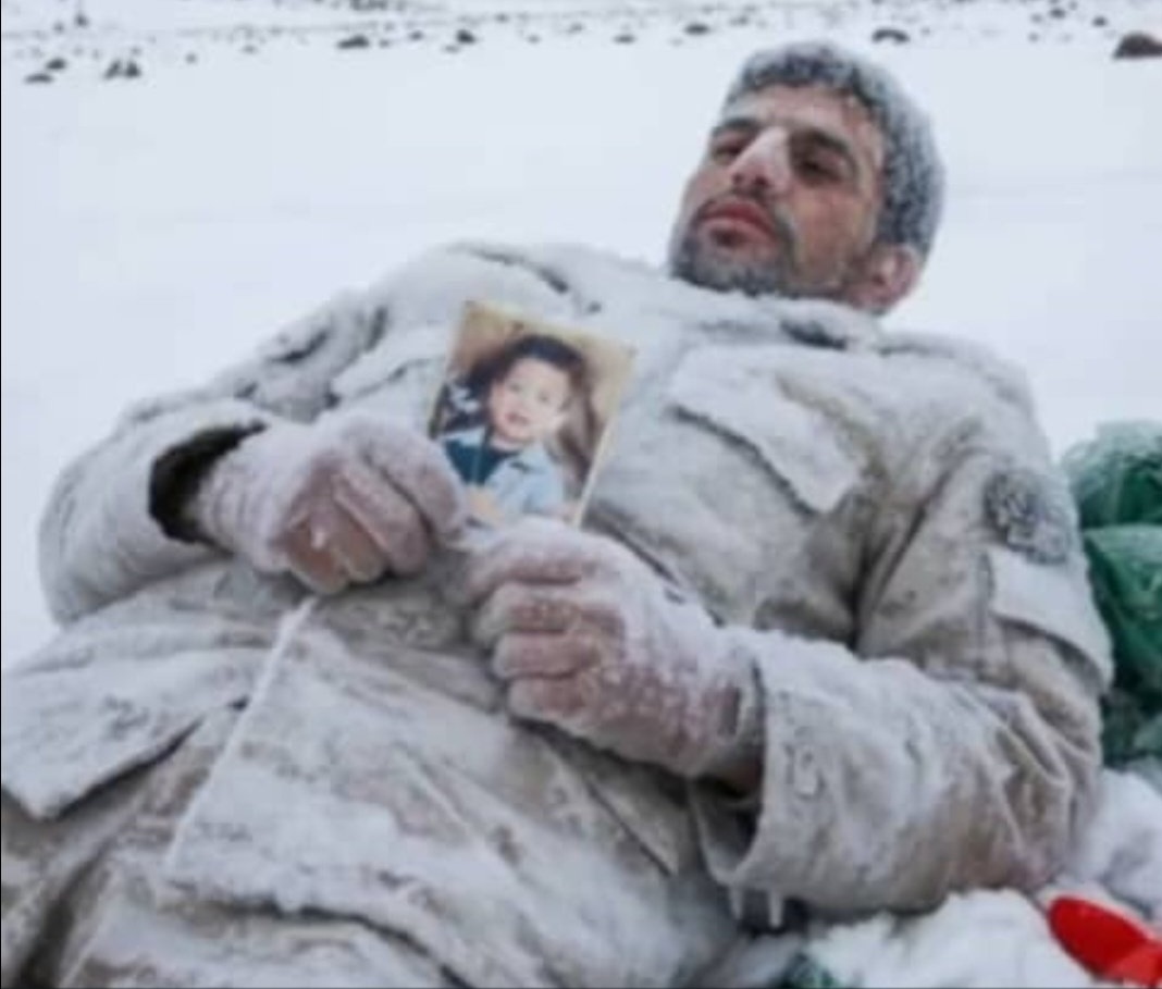 درمیان دستان یخ زده‌، عکس پسرش بود که پشت‌آن نوشته، مراقب پسرم باشید.تازه یاد گرفته بگه بابا.
به احترام شهید ستوان یکم رحیم مجیدی  تمام قد می‌ایستیم و سلام نظامی می‌دهیم.
رضوان‌الله‌تعالی‌علیه.