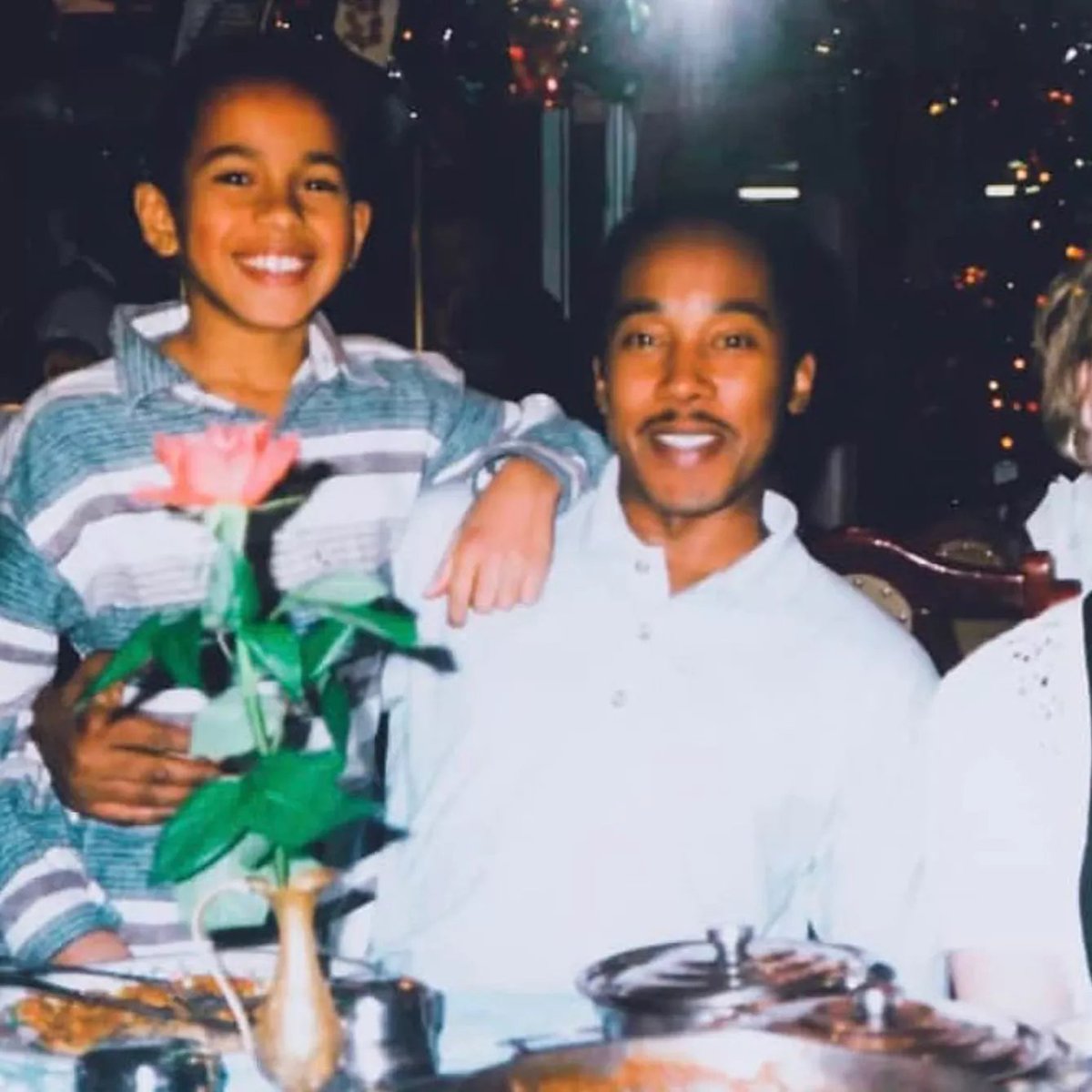 Cultination1's tweet image. 🇬🇧❤️ IL SE VOIT REFUSER 10 000 $ POUR LE CARRIÈRE DE SON FILS, ENCHAÎNE 3 JOBS PENDANT 10 ANS : AUJOURD’HUI, SON FILS LEWIS HAMILTON VAUT ENVIRON 500 MILLIONS $.

En 1995, Anthony Hamilton, père de Lewis alors âgé de 10 ans, reconnaît un talent exceptionnel chez son fils en…