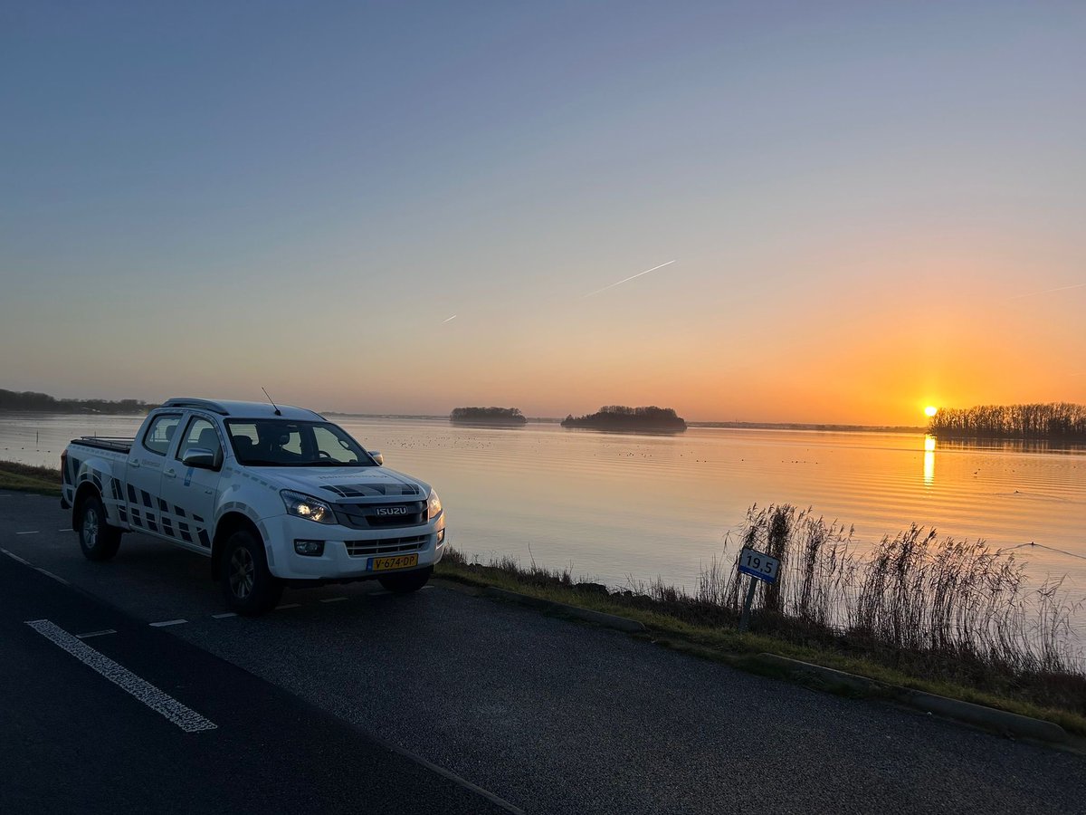 VLW_Dennis's tweet photo. Als het weer gaat vriezen en er ijsvorming komt gaan we weer ijs schouwen voor een vlotte en veilige doorvaart voor de scheepvaart. @Rijkswaterstaat @FlevoNieuws #geelophetwater #randmeren https://t.co/H4puPpdYis