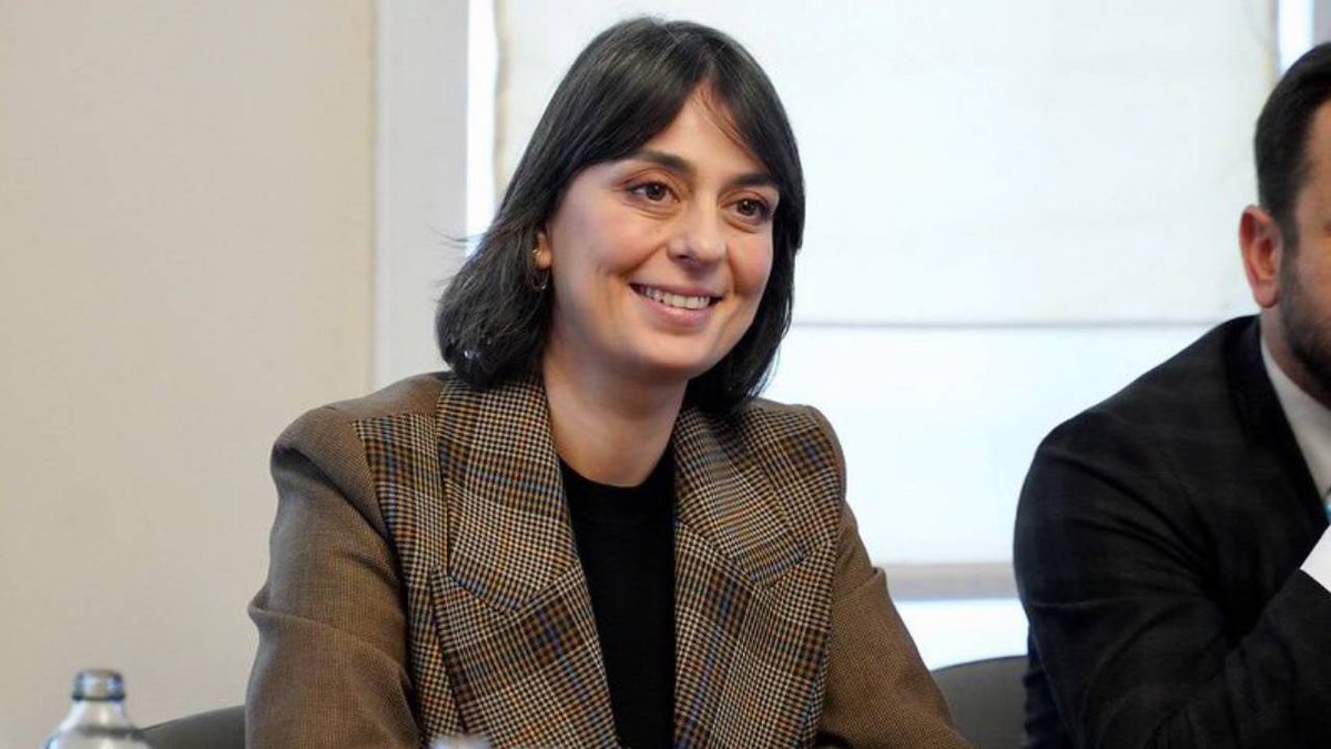 haskologlu's tweet photo. CHP'nin Üsküdar Belediye Başkanı Sinem Dedetaş'a CHP Üsküdar İlçe Başkanının 22 yaşındaki gence arabayla vurulup kaçılması haberini sordum.

Kendisi basın danışmanı aracılığıyla:

"Başkanımızın konu ile herhangi bir alakası bulunmamaktadır. Neden kendisi ile alakalı olmayan bir olayda polemiğe çekilmek istenmektedir anlayabilmiş değilim."

Cevabını verdiler. CHP'deki yetkililere asli kusurlu raporunu ve kamera kaydını sordum hiçbirisi cevap dahi vermedi. 

Bu olay iki yüzlülüktür. Başka bir şey değil. Olayın kayıtlarını paylaşmıyorlar, dosya numarasını vermiyorlar. Olayı gerçekleştiren kişiyi sanki hayatlarında görmemiş gibi davranıyorlar. Yarın benzeri olduğunda ilk başta bunlar eleştirecek.