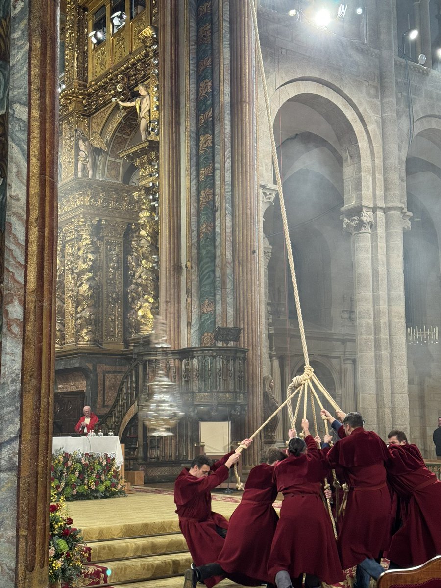 🔵 Seguimos cumprindo tradicións. Hoxe acudimos á Traslatio e á Ofrenda Nacional do Apóstolo, representando a todos os composteláns. 

💙 Unha magnífica maneira de despedir o ano.