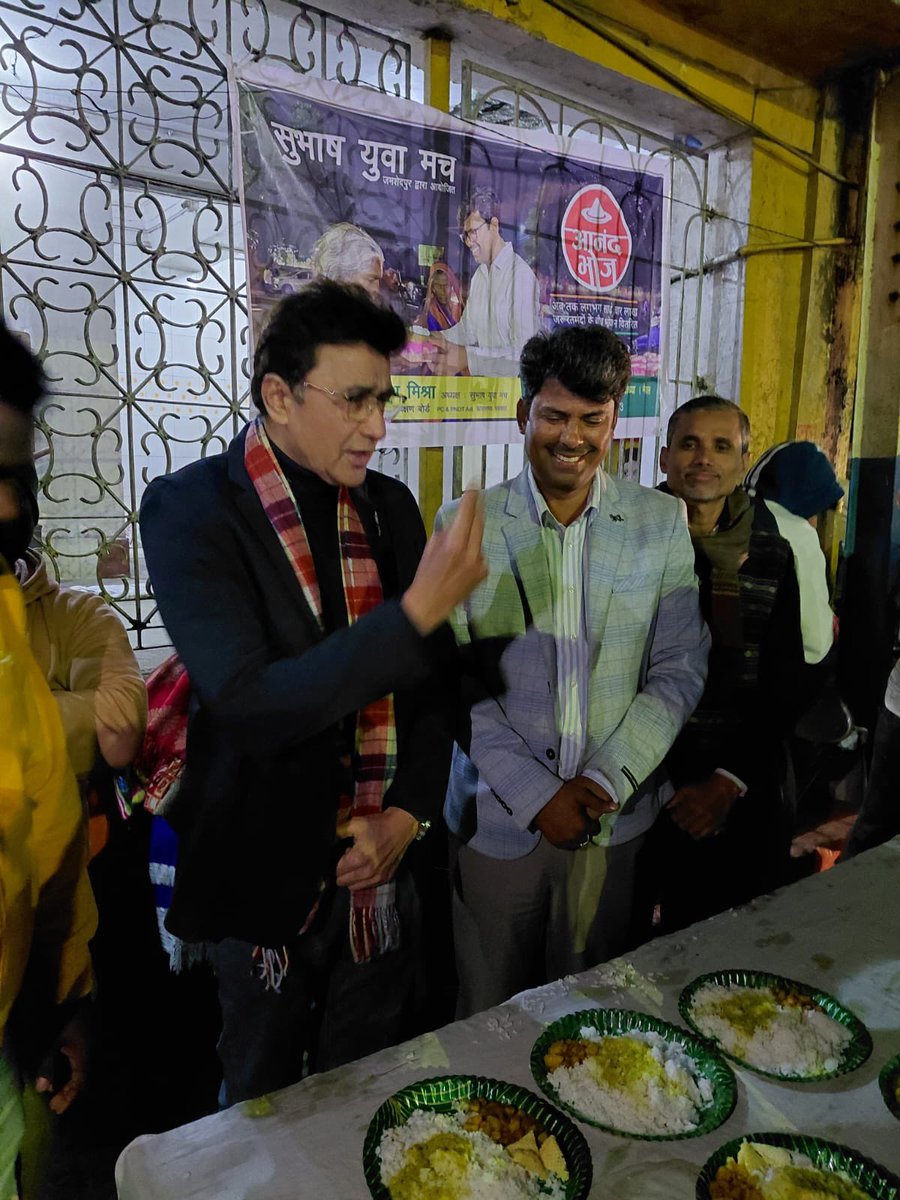drajoykumar's tweet photo. हमेशा की तरह आज जमशेदपुर में सुभाष युवा मंच की ओर से ‘आनंद भोज’ का आयोजन किया गया। इस दौरान गरीबों को भोजन कराया गया।

आज मुझे जरूरतमंदों को भोजन वितरित करने का सौभाग्य प्राप्त हुआ।

आनंद भोज एक पवित्र का��्यक्रम है, जो समाज को एक अच्छा संदंश देता है।

समाज के सक्षम लोगों से आग्रह  है कि वो आनंद भोज में बढ़ कर सहयोग करें और समाज के गरीबों की सेवा करें।

इसका सारा श्रेय श्री @Parasglobal को जाता है।

@anandbhoj4india