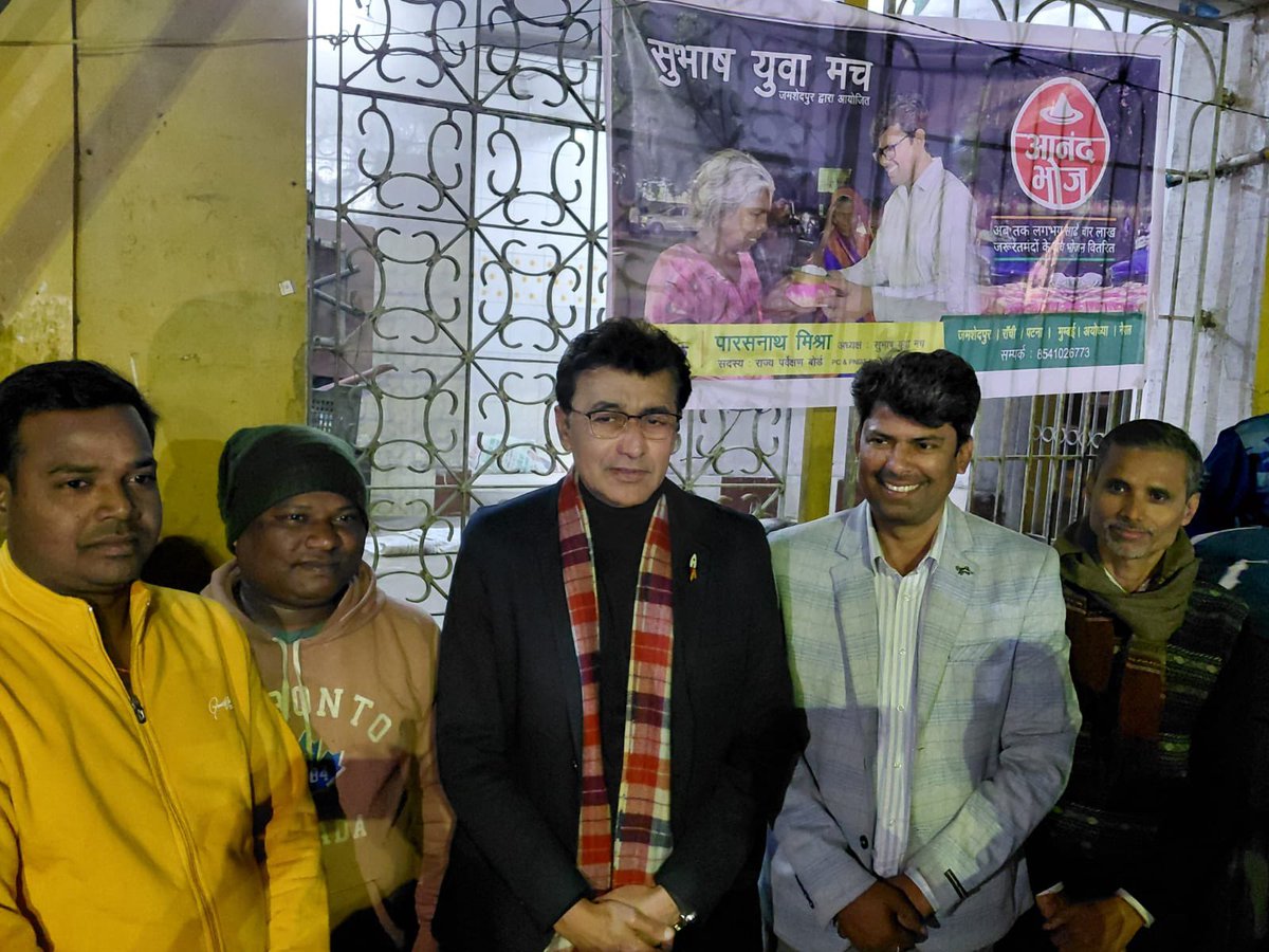drajoykumar's tweet photo. हमेशा की तरह आज जमशेदपुर में सुभाष युवा मंच की ओर से ‘आनंद भोज’ का आयोजन किया गया। इस दौरान गरीबों को भोजन कराया गया।

आज मुझे जरूरतमंदों को भोजन वितरित करने का सौभाग्य प्राप्त हुआ।

आनंद भोज एक पवित्र का��्यक्रम है, जो समाज को एक अच्छा संदंश देता है।

समाज के सक्षम लोगों से आग्रह  है कि वो आनंद भोज में बढ़ कर सहयोग करें और समाज के गरीबों की सेवा करें।

इसका सारा श्रेय श्री @Parasglobal को जाता है।

@anandbhoj4india